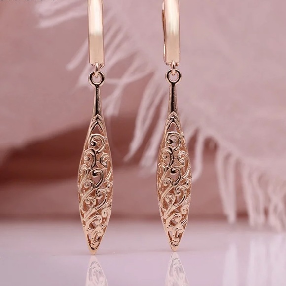 🌟 Gold Plated Drop Earrings - Picture 3 of 5